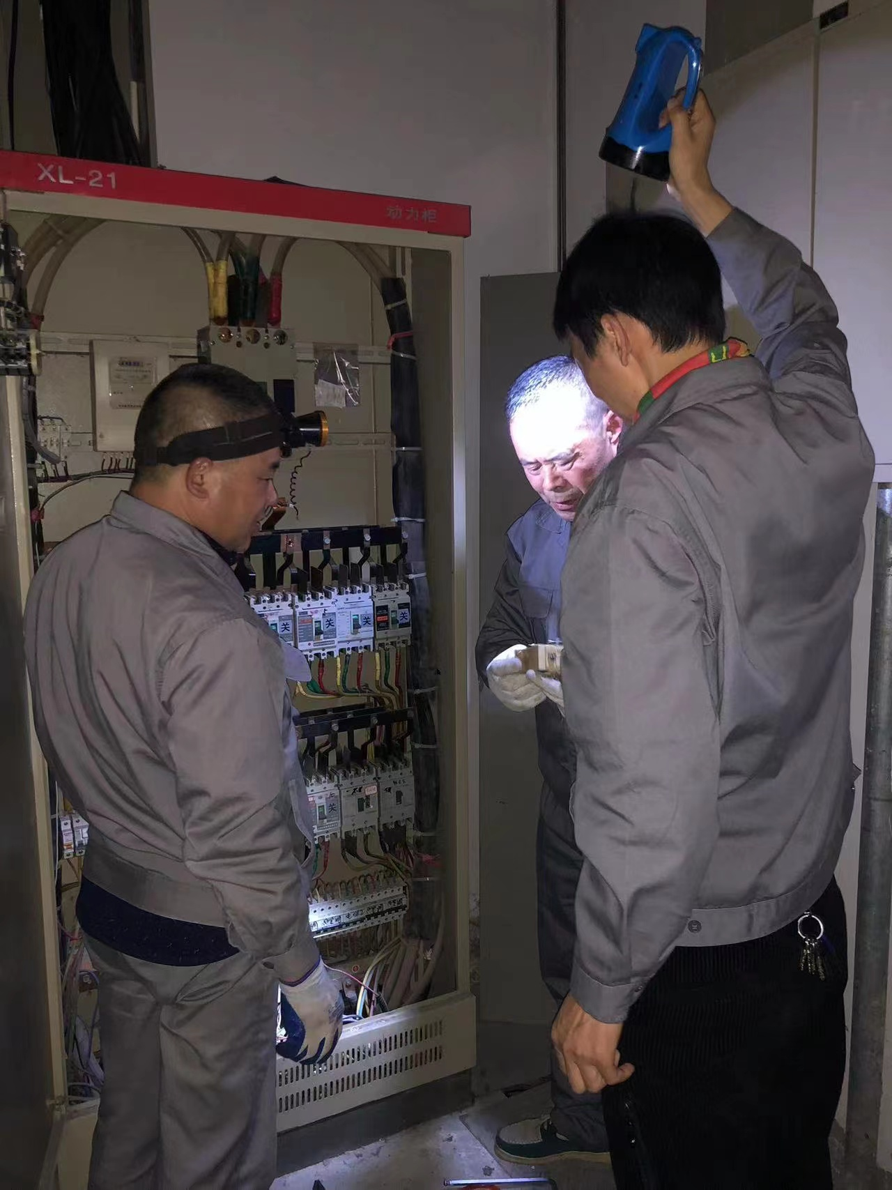  保障商城安全用電 高效完成電流互感器的更換