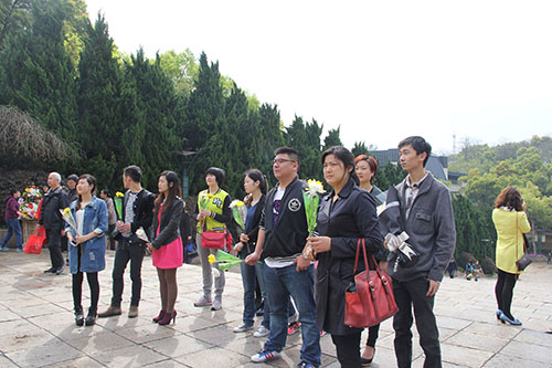 20140328建華文創(chuàng  )園黨支部清明節祭掃云居山革命烈士墓 (1).jpg