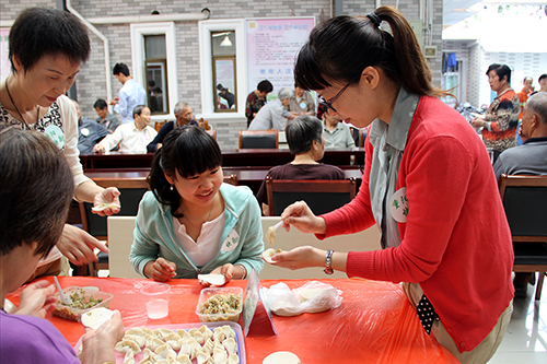 建華文創(chuàng  )園黨支部團委走訪(fǎng)慰問(wèn)七古登社區老人 (4).jpg